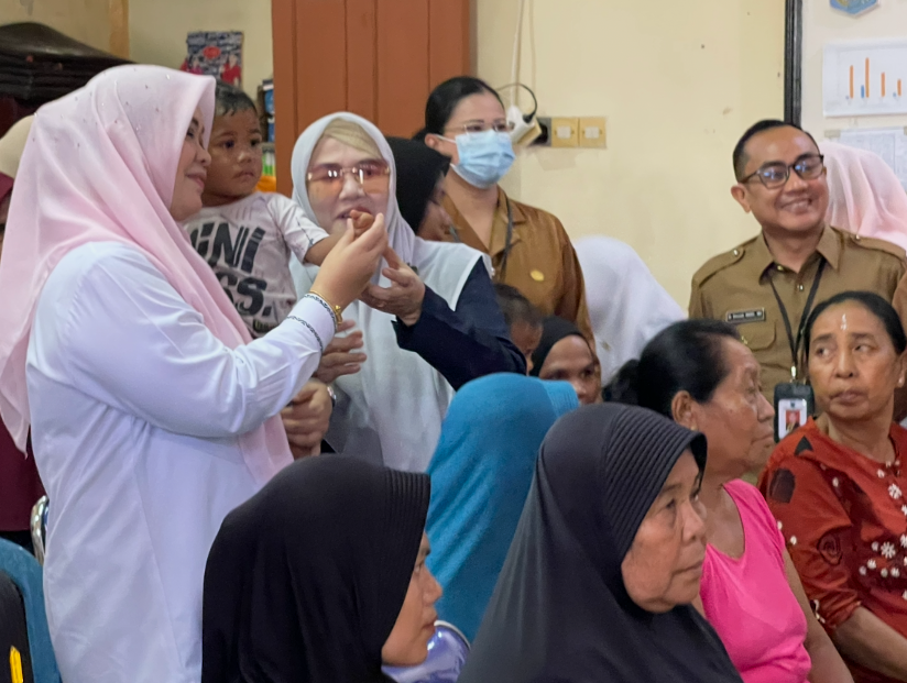 dr Emirald (kanan) saat mendampingi kunjungan Wagub NTB Dinda bersama Umi Waridah.