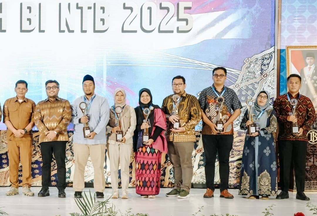 General Manager Merumatta Senggigi Lombok Fahrurrazi (kanan) foto bersama Plh Sekda NTB Lalu Moh Faozal (kiri) dengan Deputi Kepala BI NTB, Andhi Wahyu Riyadno (dua dari kiri) usai terima penghargaan.