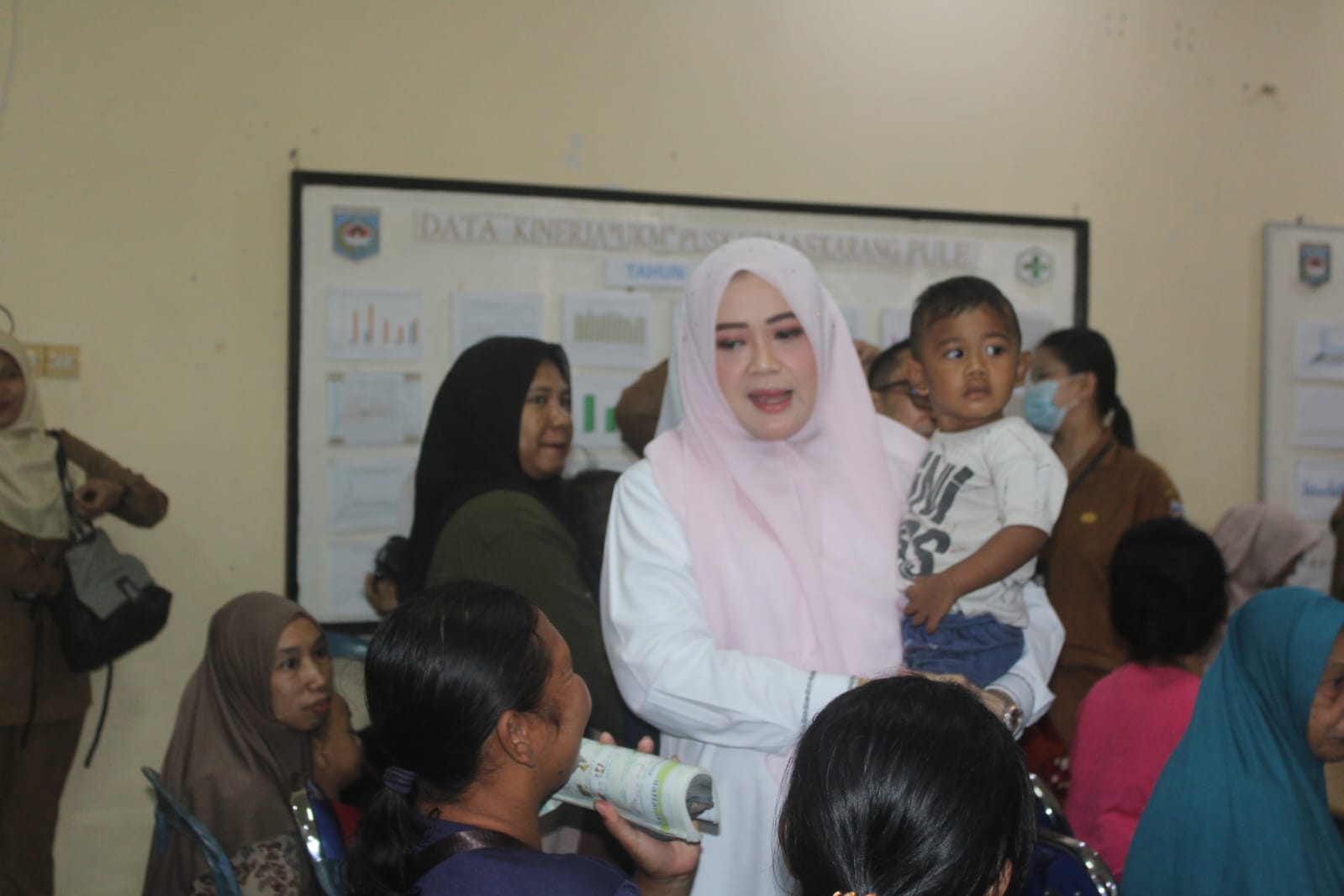 Wagub NTB Indah Dhamayanti Putri memimpin Gerakan Orang Tua Peduli Stunting di Puskesmas Karang Pule.