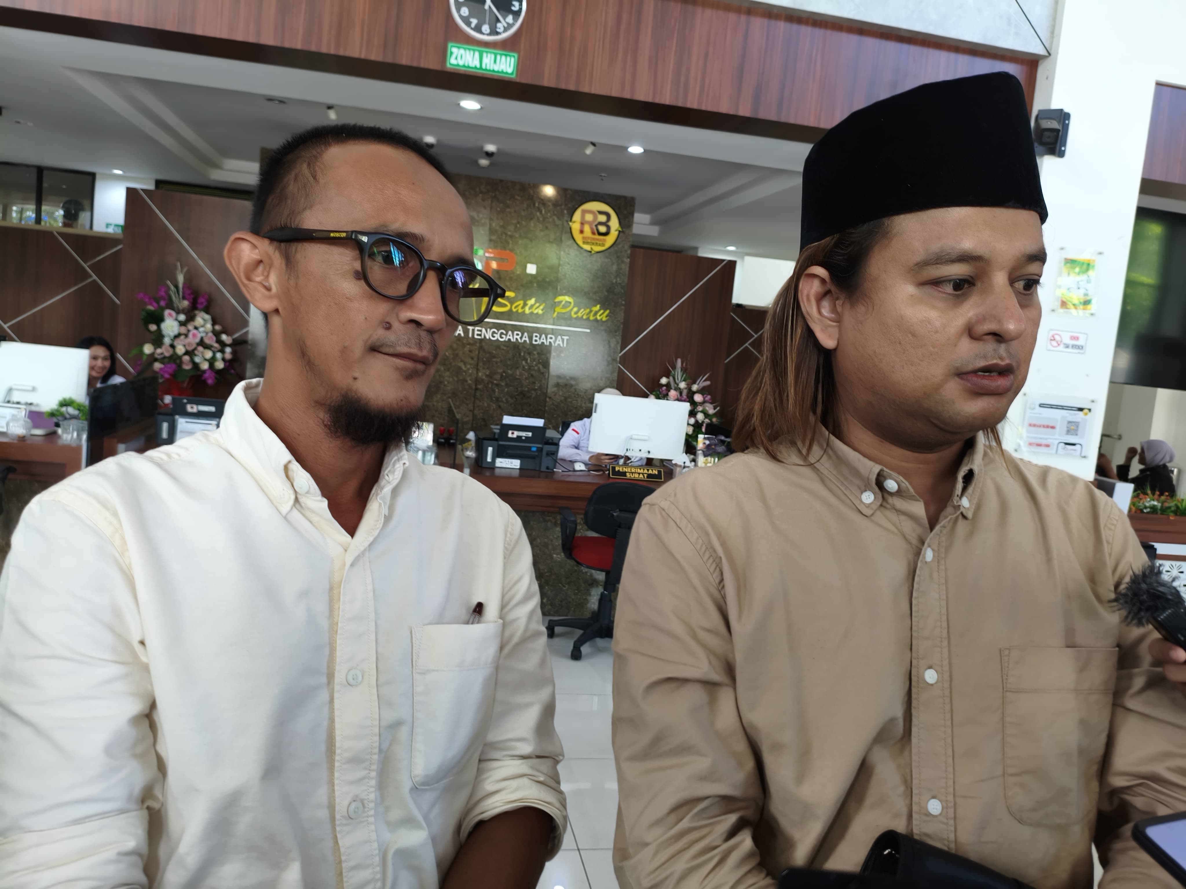 DIPERIKSA: Anggota DPRD NTB Abdul Rahim didampingi penasihat hukumnya Aan Ramadhan memberikan keterangan usai pemeriksaan di Kantor Kejati NTB, Selasa (2/12).