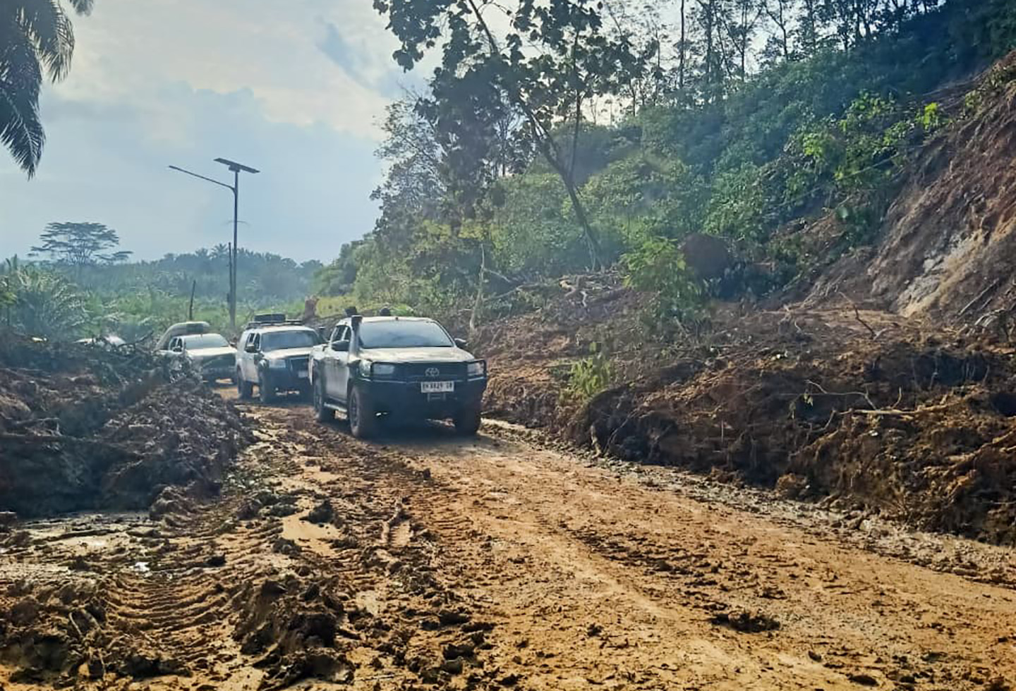 Akses jalan dari Sumatera Utara menuju Aceh Tamiang sudah terbuka  pada Selasa (2/12).