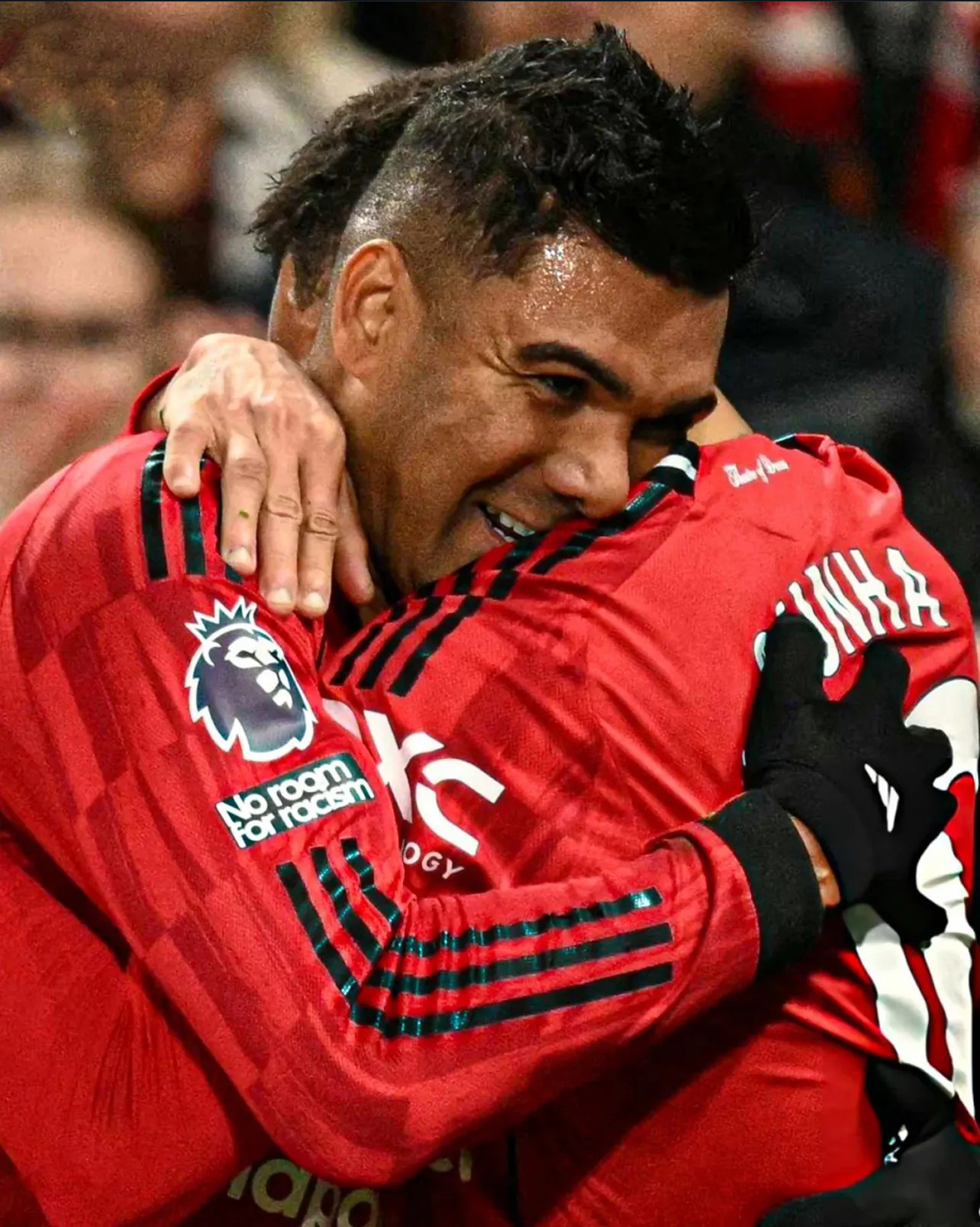 MU memutuskan tak mengaktifkan perpanjangan kontrak Casemiro. Gaji tinggi dan restrukturisasi skuad jadi alasan keputusan mengejutkan ini.