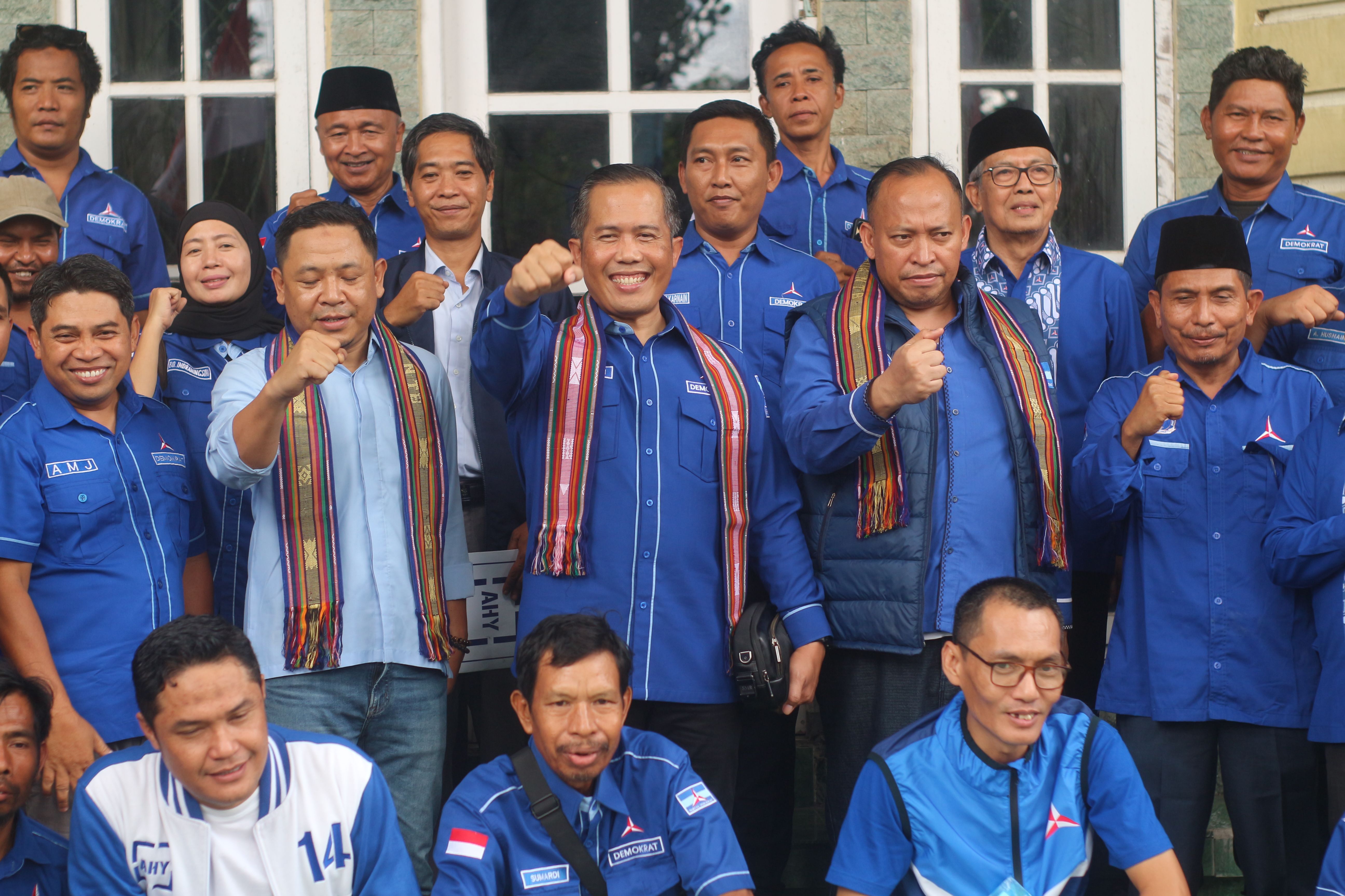 Plt DPRD Partai Demokrat saat foto bersama kader partai Demokrat se Lombok Timur.
