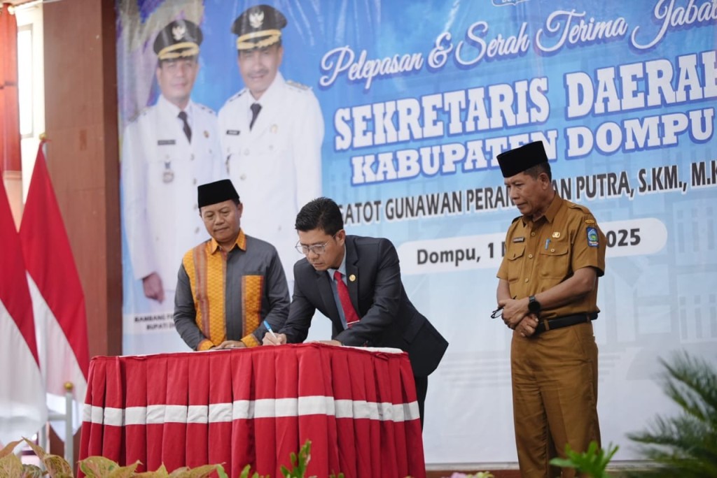 PURNA TUGAS: Bupati Dompu Bambang Firdaus menandatangani berita acara serah terima jabatan Sekda Dompu dari Gatot Gunawan Perantauan Putra kepada Plh Sekda Khaerul Insyan, Senin (1/12).