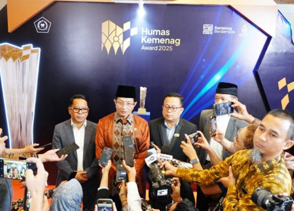 Menag Nasaruddin Umar (Tengah berbaju oranye), bersama Sekjen Kemenag Kamaruddin Amin (Kiri), Kepala Biro Humas Dan Komunikasi Publik Thobib Al Asyhar (Kanan), saat doorstop bersama awak media.