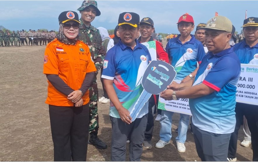 SERAHKAN HADIAH: Bupati Sumbawa Barat Amar Nurmansyah didampingi Wabup Hanipah saat menyerahkan hadiah kepada sejumlah pemenang lomba di sela-sela apel kesiapsiagaan bencana.