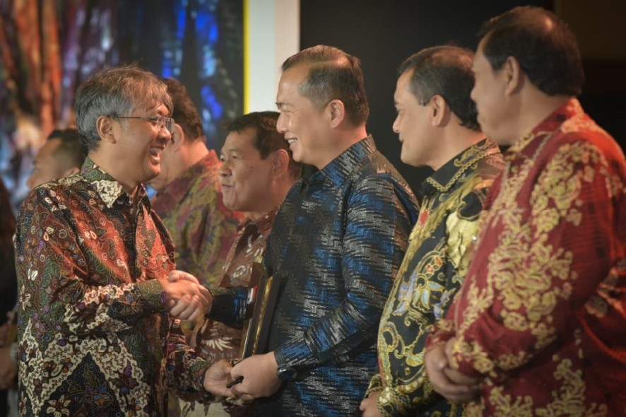 PENGHARGAAN: Gubernur NTB Lalu Muhamad Iqbal saat menerima penghargaan dari Kemendagri pada Malam Apresiasi Kinerja Pemerintah Daerah Tahun 2025 di Jakarta, Senin (1/12)