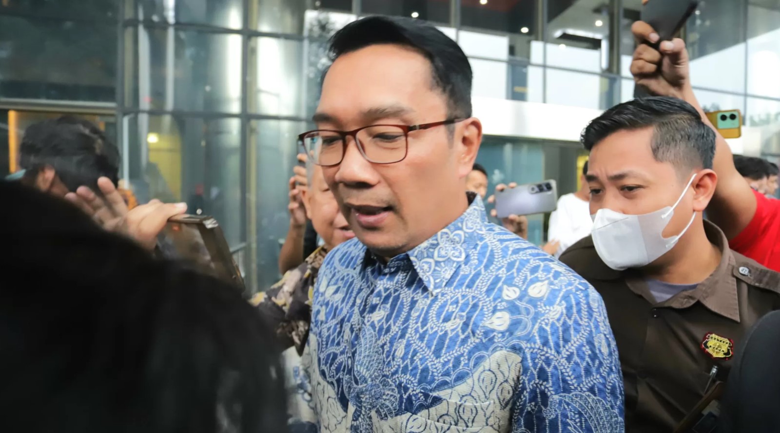 DIPERIKSA: Mantan Gubernur Jabar Ridwan Kamil usai menjalani pemeriksaan di Gedung KPK, Jakarta, Selasa (2/12)