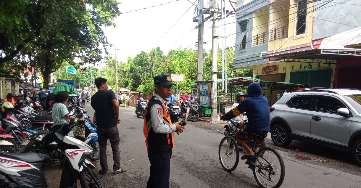 Petugas Dishub mengatur arus lalu lintas yang padat di salah satu pasar Kota Mataram.
