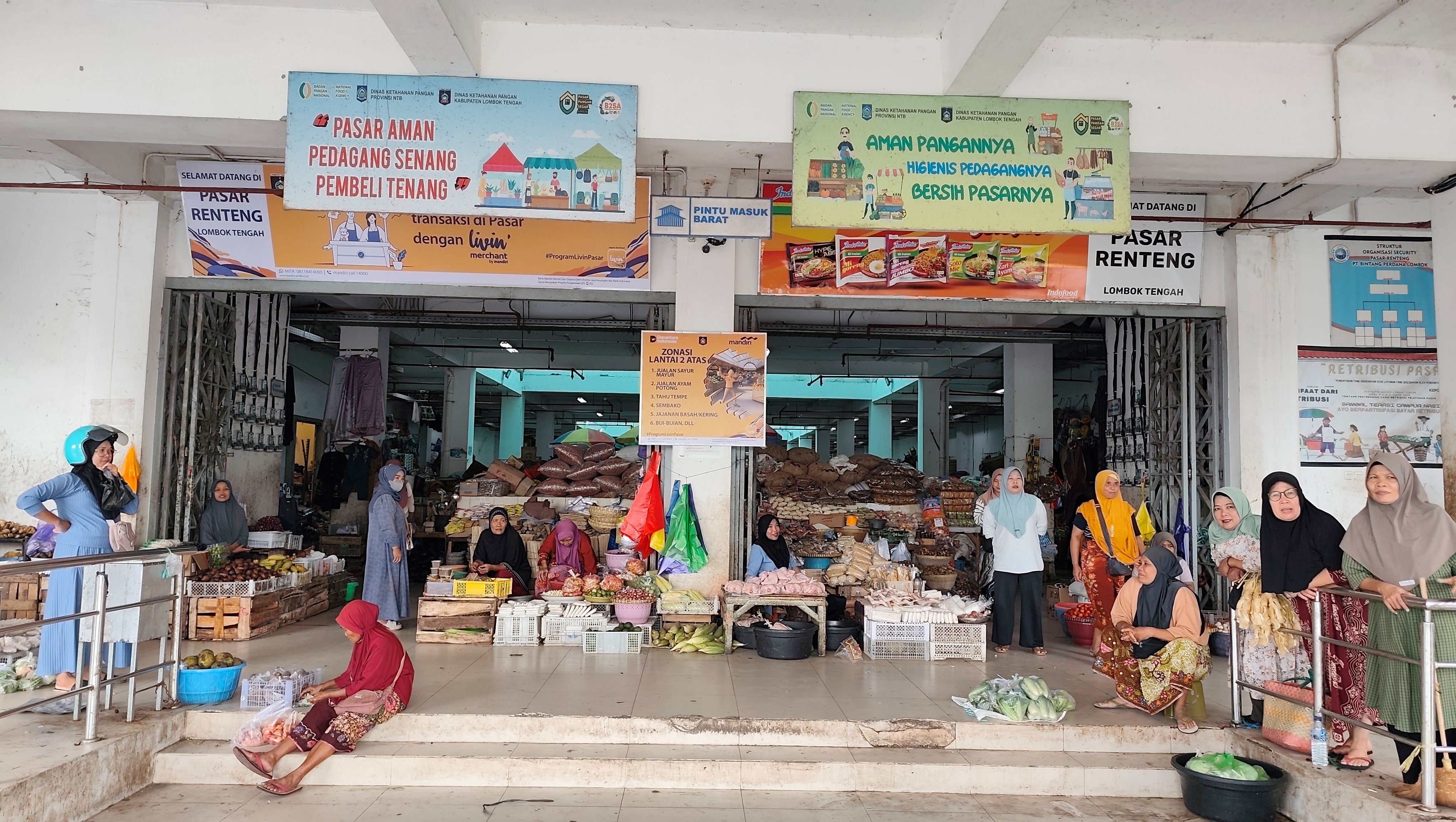 GENJOT PAD: Aktivitas pedagang dan pembeli di Pasar Renteng Praya, Lombok Tengah, belum lama ini.