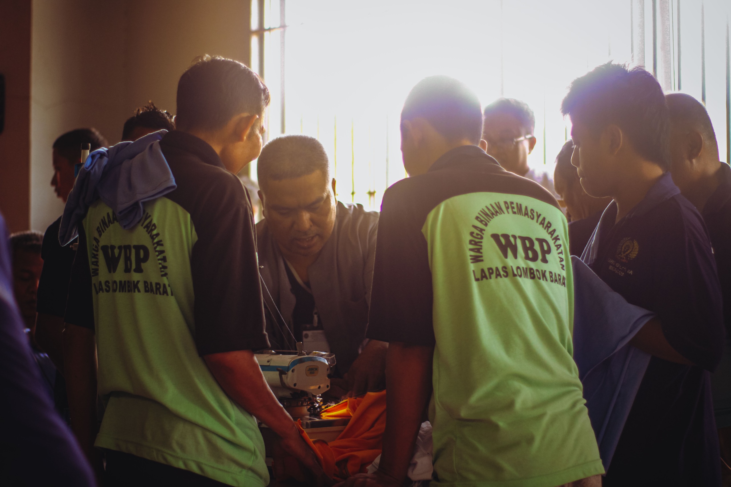 TETAP BERKREASI: Sejumlah warga binaan di Lapas Kelas IIA Kuripan, Lombok Barat belajar menjahit, beberapa waktu lalu.