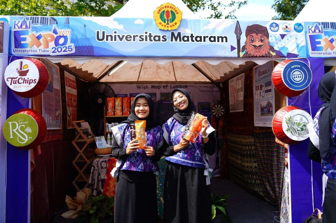 Dua mahasiswa Universitas Mataram (Unram) menunjukkan produk TuChips, inovasi jajan tradisional Lombok Jaja Tujak, belum lama ini.