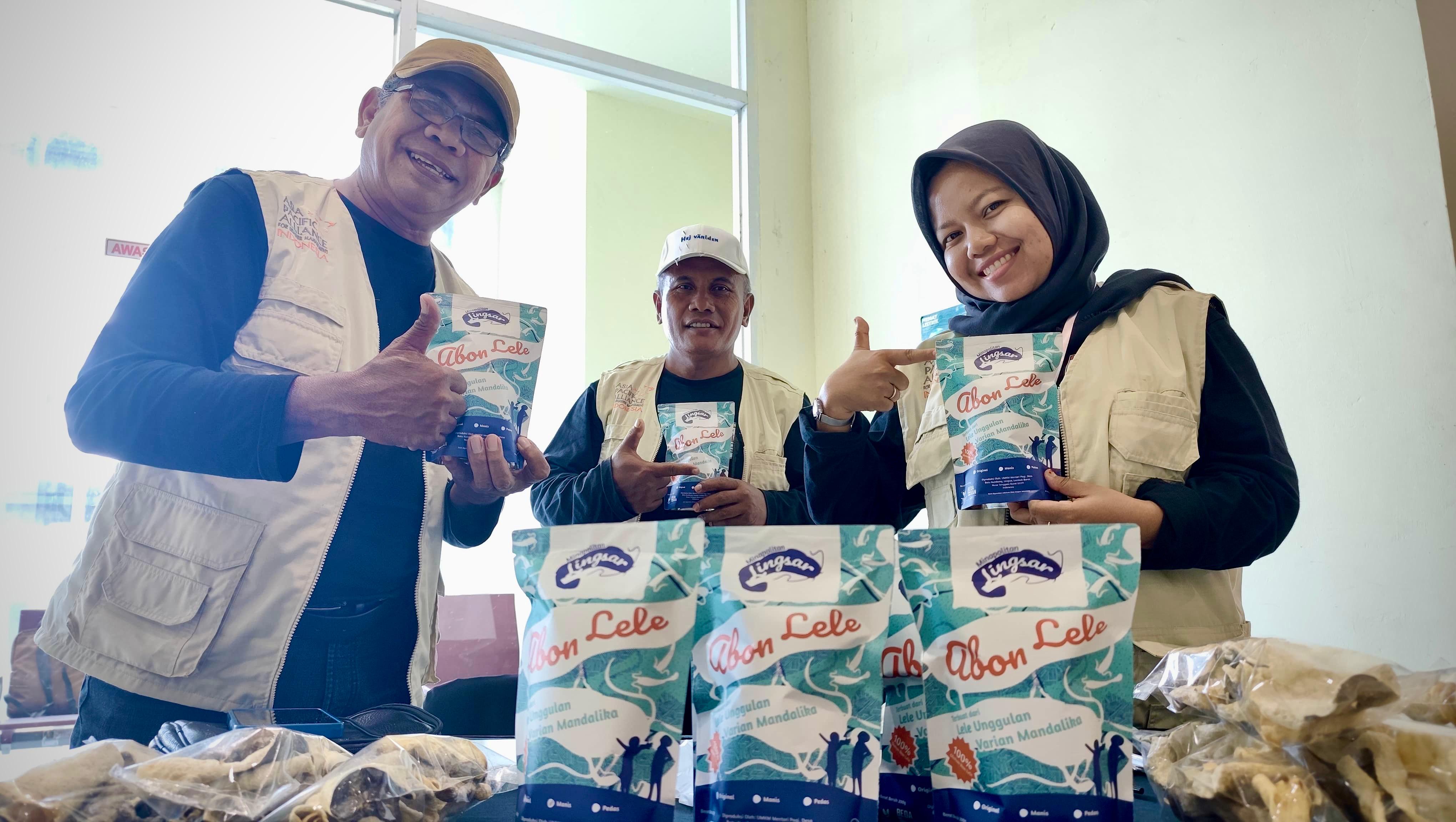 BERGIZI TINGGI: Pembina UMKM Minapolitan Lingsar Zainudin (kiri) dan tim menunjukkan produknya dalam kegiatan bazar di Lombok Tengah, belum lama ini.