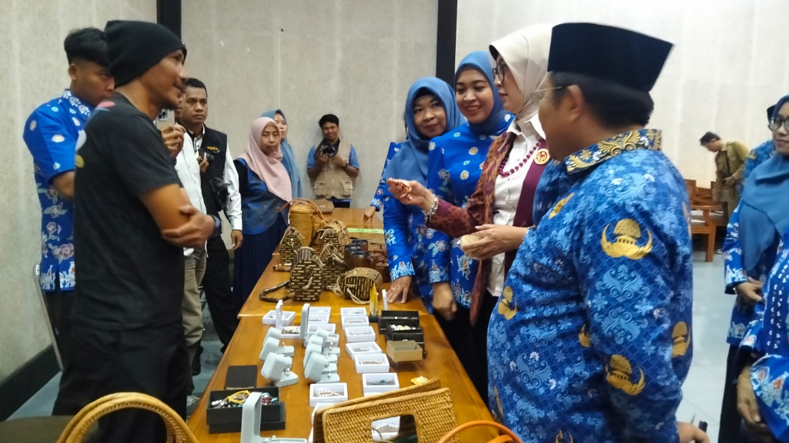 PRODUK LOBAR MENDUNIA: Dekranasda Lombok Barat kembali menegaskan komitmennya dalam mendorong tumbuhnya industri kreatif daerah.
