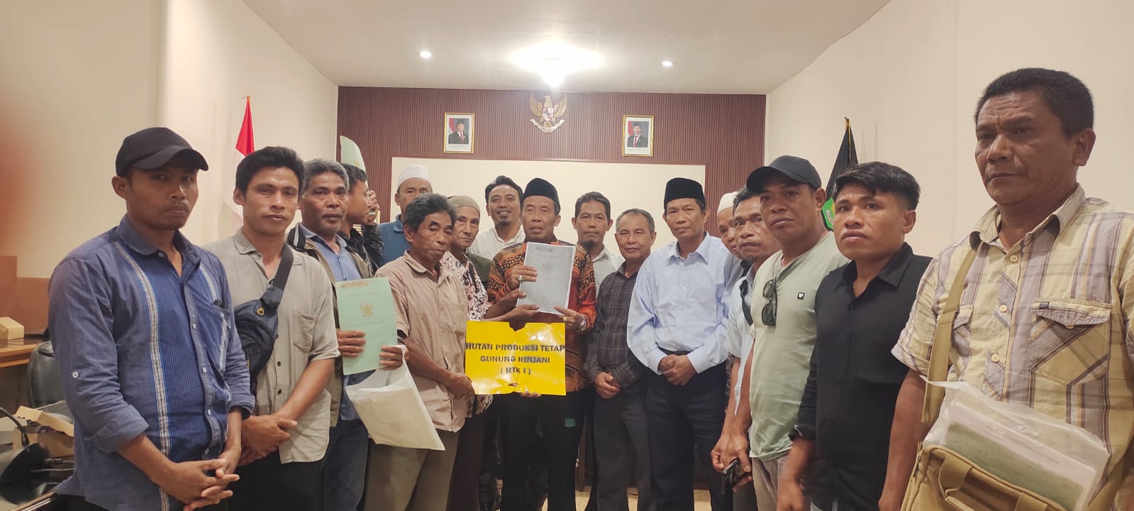 RESPONSIF: Warga Rempek Darussalam menyerahkan bukti sertifikat kepada Komisi I dengan disaksikan Wakil Ketua DPRD KLU Hakamah (enam dari kanan)