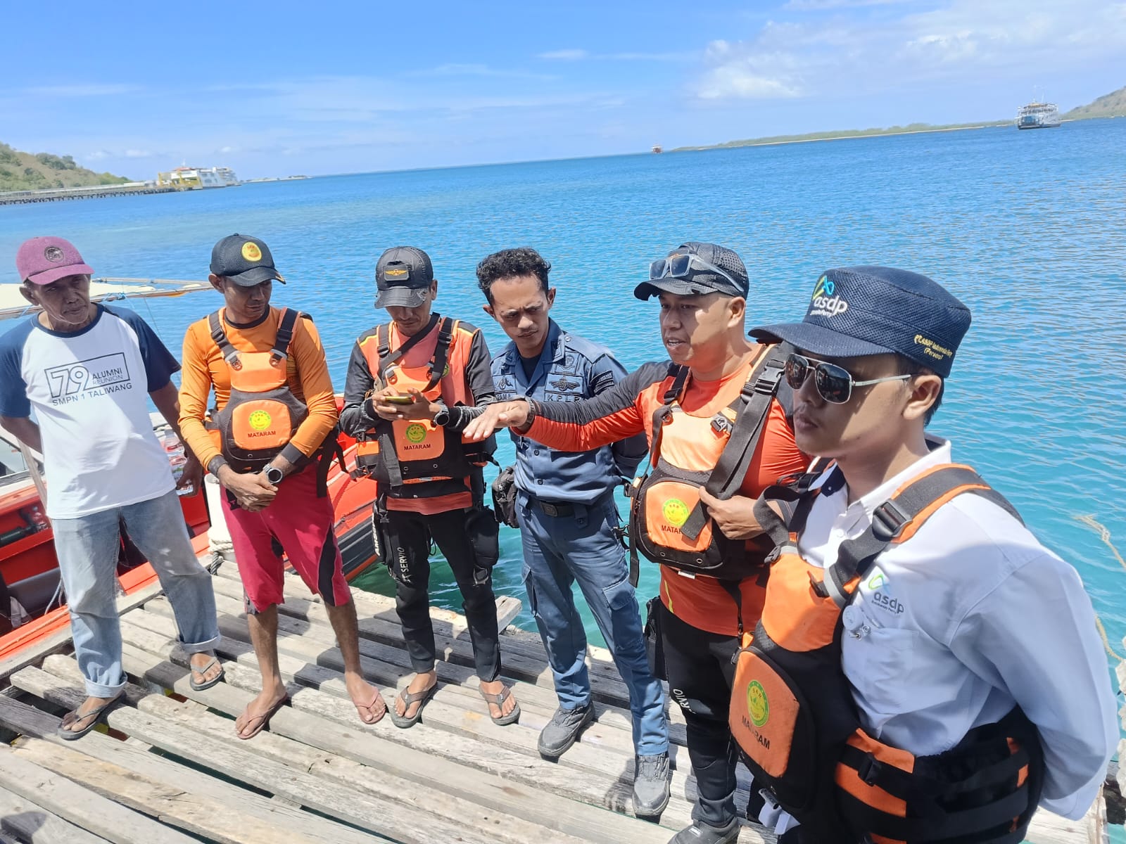 LAKUKAN PENCARIAN: Tim SAR melakukan pencarian terhadap warga yang melompat di peraian Kayangan - Pototano.