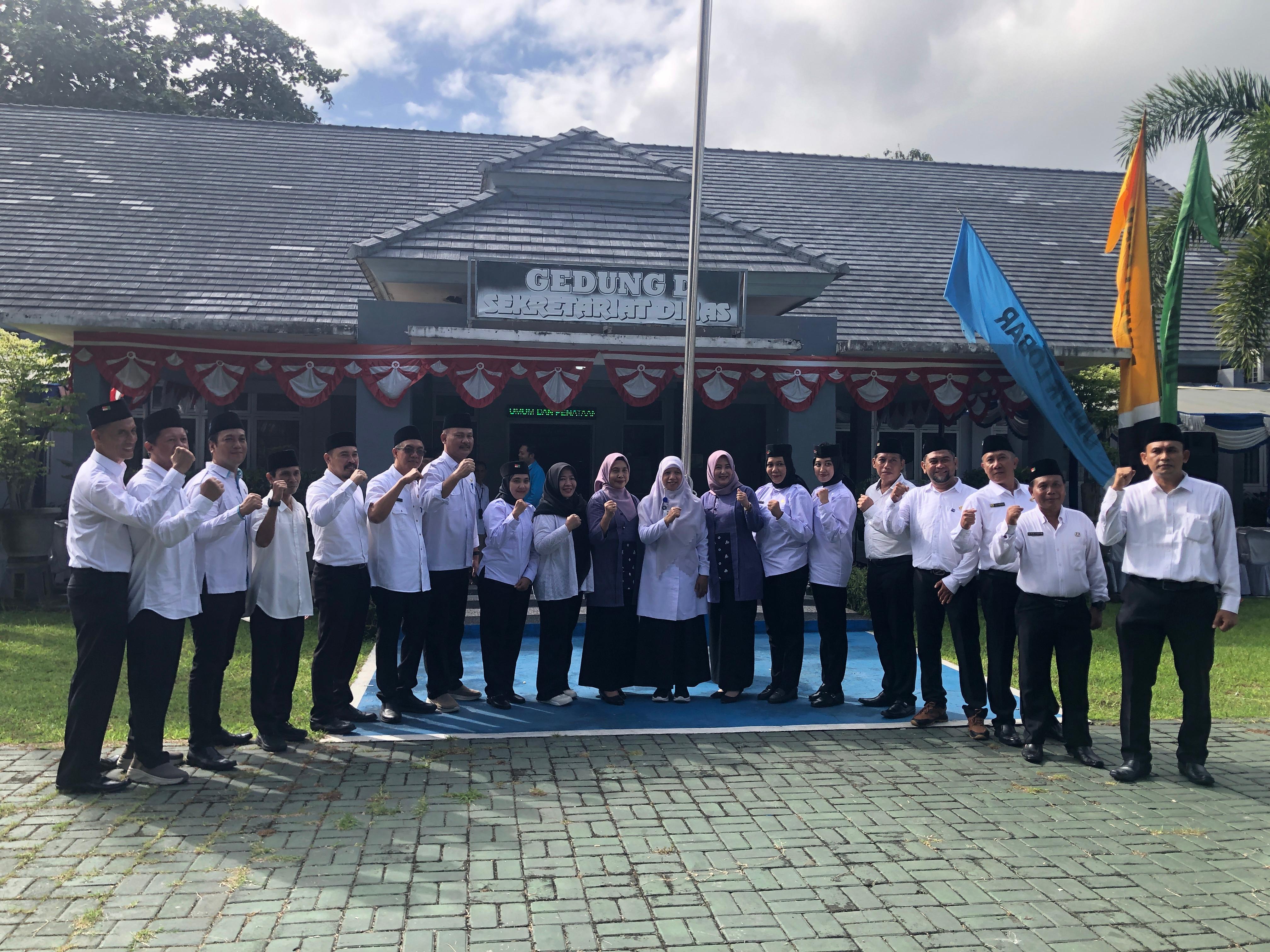SEMANGAT: Wakil Bupati Lombok Barat (Lobar) Nurul Adha bersama para pejabat dan pegawai Dinas PUTR Lobar usai upacara Hari Bhakti PU ke-80.