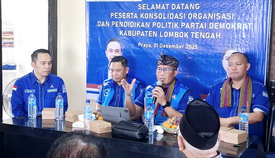 Plt Ketua DPD Demokrat NTB Letkol Inf (Purn) Si Made Rai Edi Astawa (dua dari kanan) saat melakukan konsolidasi di DPC Demokrat Lombok Tengah, Senin (1/12).