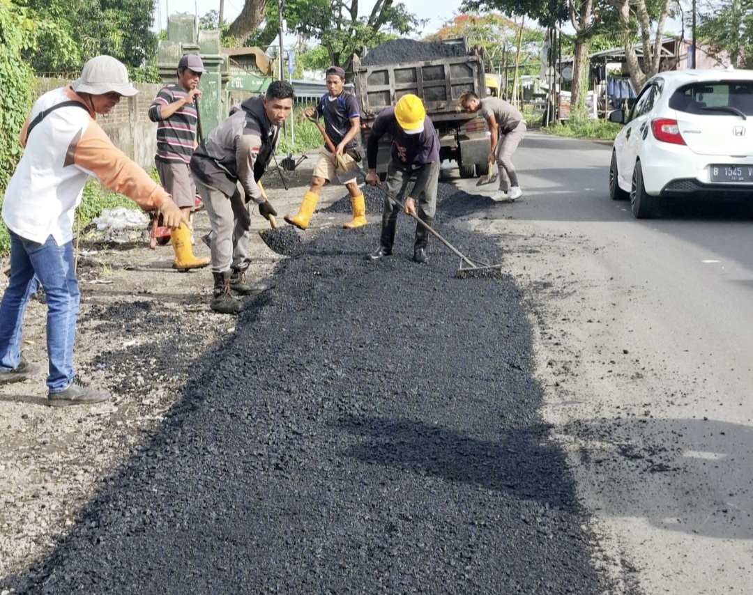 Balai Pemeliharaan Jalan Pulau Lombok mengebut pengaspalan jalan provinsi ruas Praya-Keruak, Selasa (2/12). Hujan menjadi kendala utama pekerjaan di lapangan.