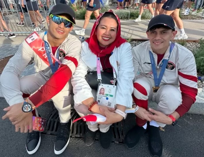 Ketua FPTI Yenny Wahid bersama dua atlet panjat tebing Indonesia yang menorehkan prestasi dunia.
