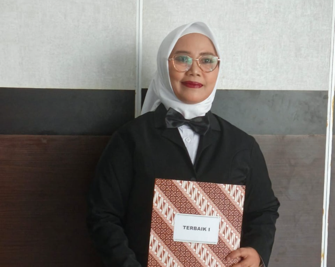 Sekretaris DPMPTSP Kota Mataram Baiq Baktiyanti, berpose usai meraih predikat Terbaik I atas inovasi Website Mal Pelayanan Publik Mataram pada ajang proyek perubahan.