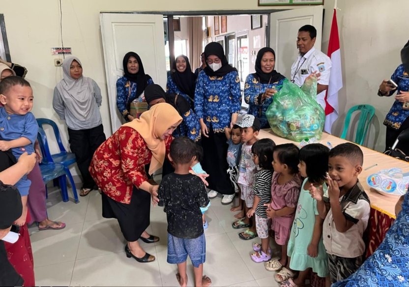 Hj. Asmulyani Mansur menyerahkan paket gizi sekaligus memastikan akta kelahiran dan KIA bagi balita rawan stunting di Kelurahan Dasan Cermen, Senin (1/12).