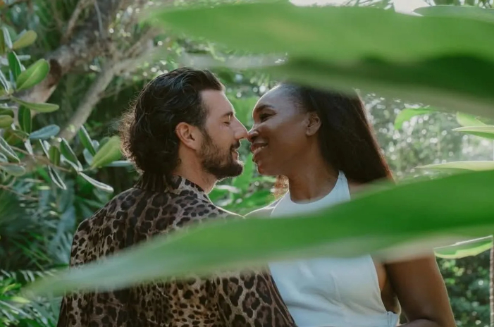 Venus Williams pamer pemotretan tropis usai mengungkap pertunangan setahun lalu dengan Andrea Preti. Momen mesra jelang comeback musim 2026.