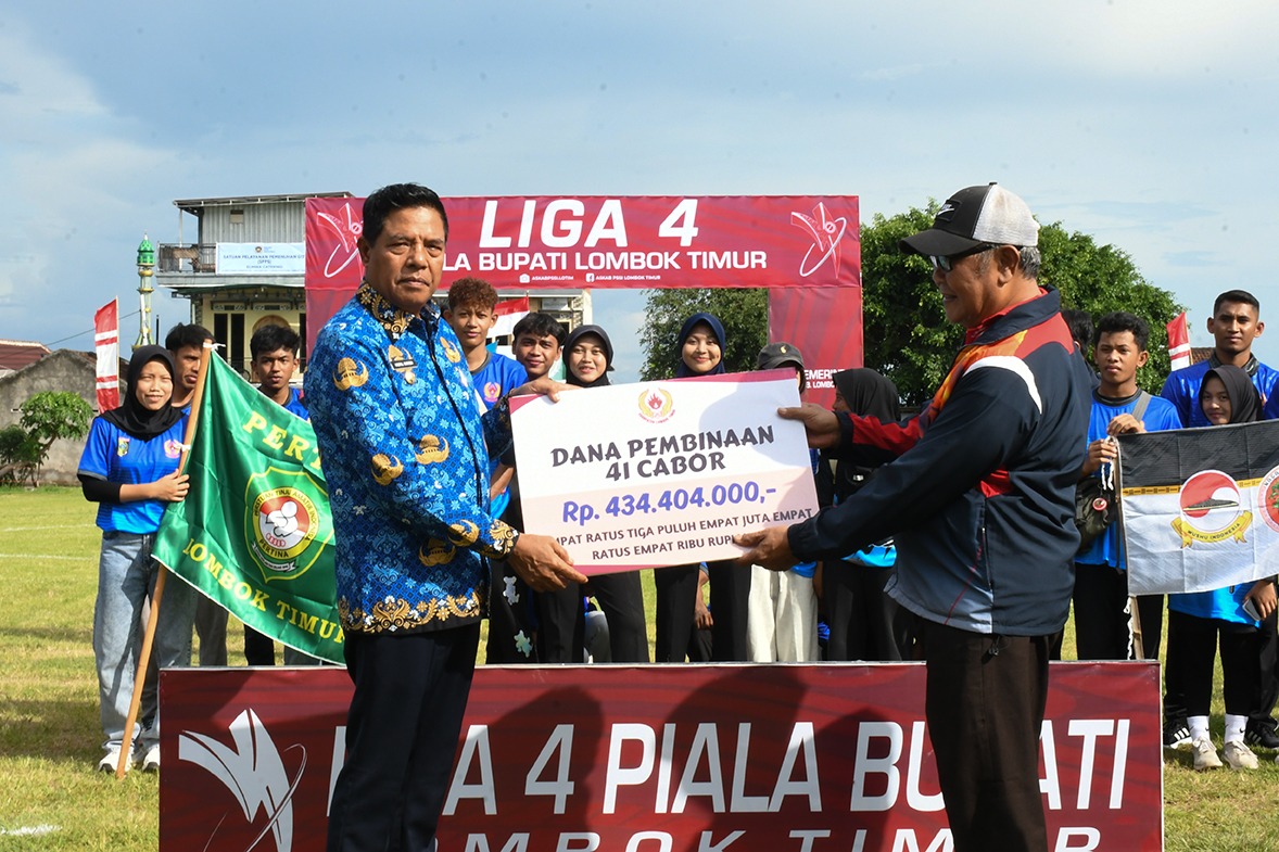 SERAHKAN: Bupati Lotim Haerul Warisin saat menyerahkan bantuan anggaran untuk penyelenggaraan Piala Bupati dan Pembukaan Platda, Selasa (2/12).