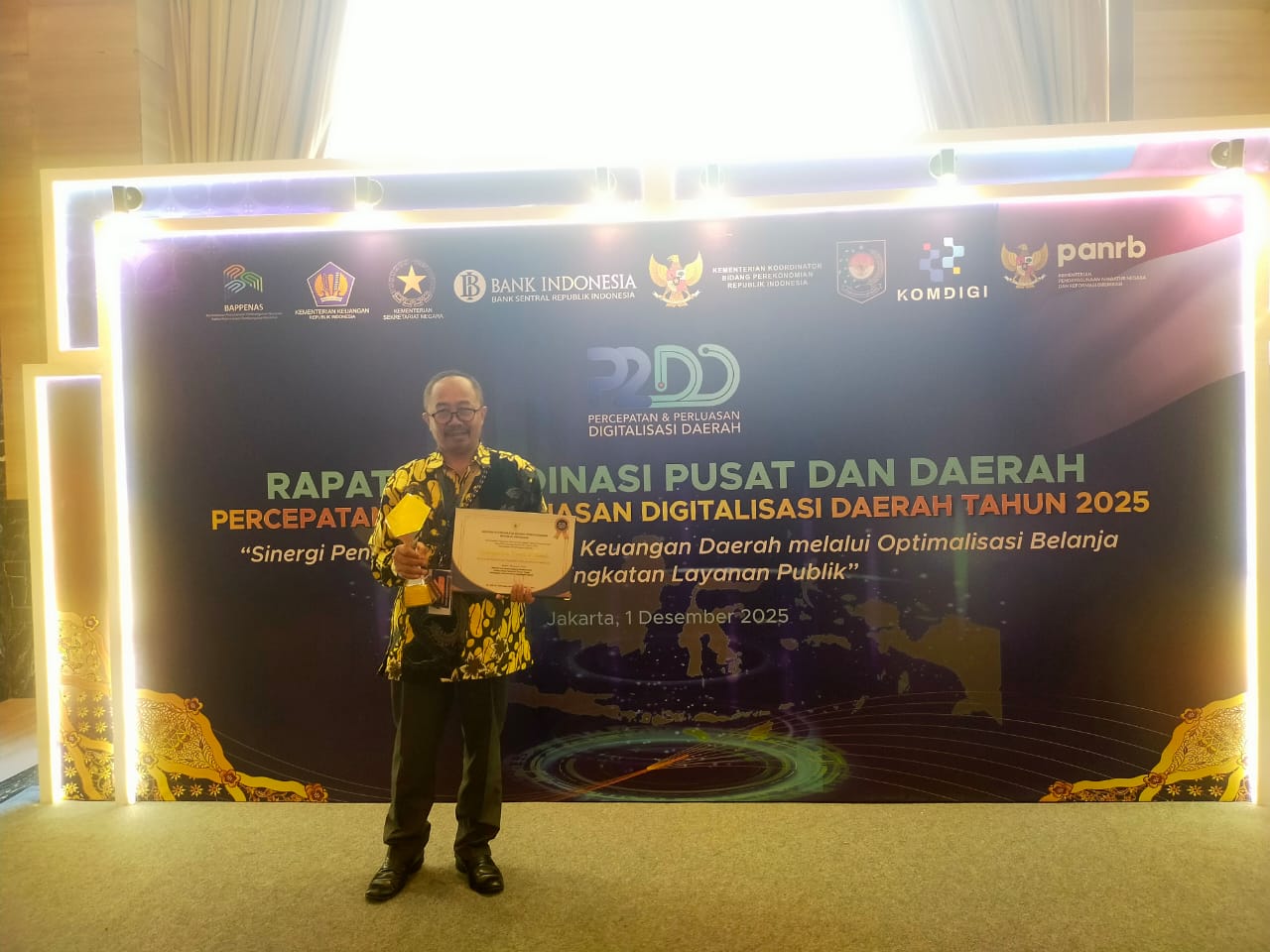 JUARA: Kepala Bapenda Lotim Muksin menerima penghargaan juara I TP2DD nasional di Jakarta, belum lama ini.