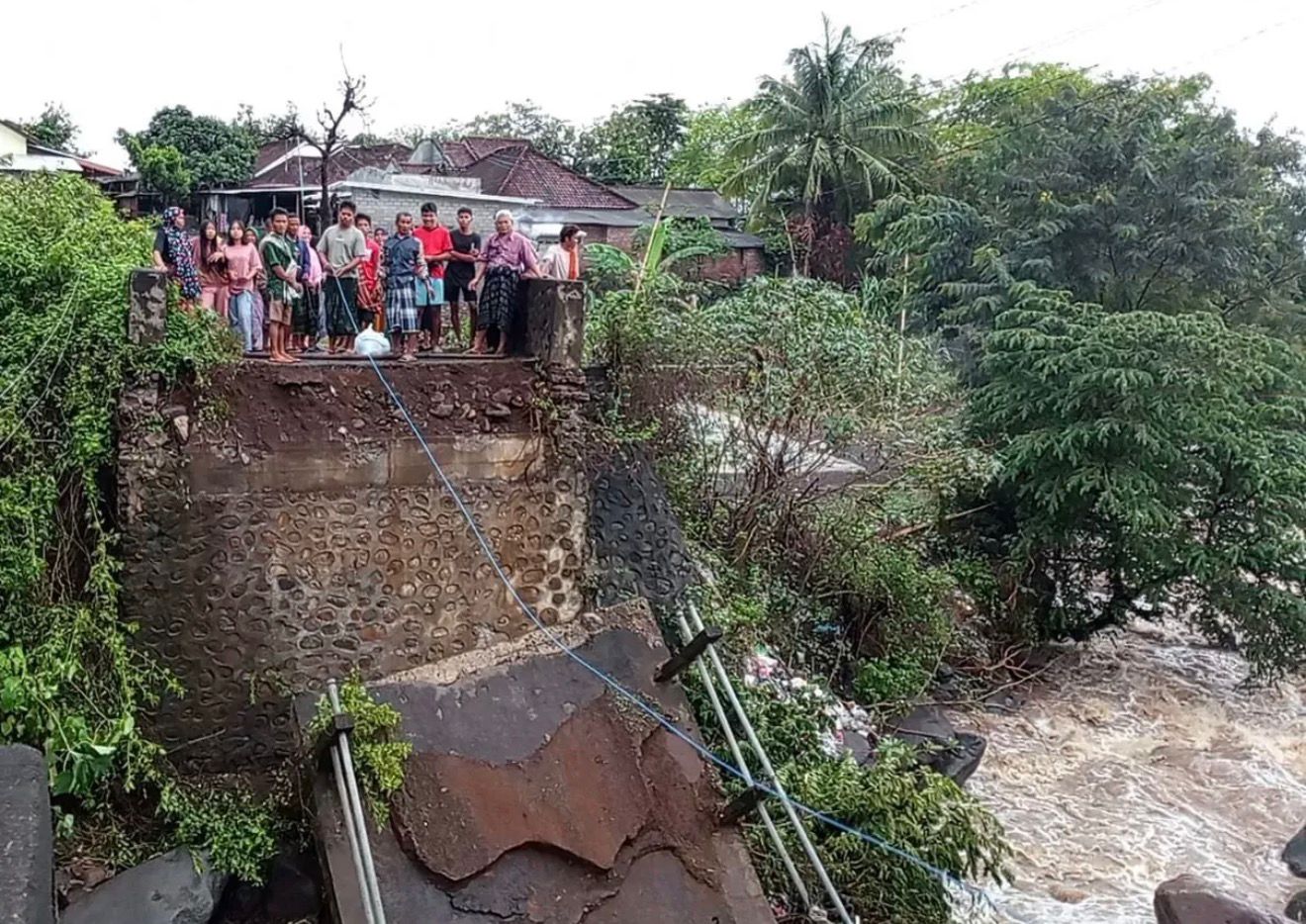 Kondisi jembatan putus yang diperbaiki Gubernur NTB Lalu Muhamad Iqbal, di Dusun Aik Beta, Desa Perigi, Kecamatan Suela, Lotim, beberapa waktu lalu.