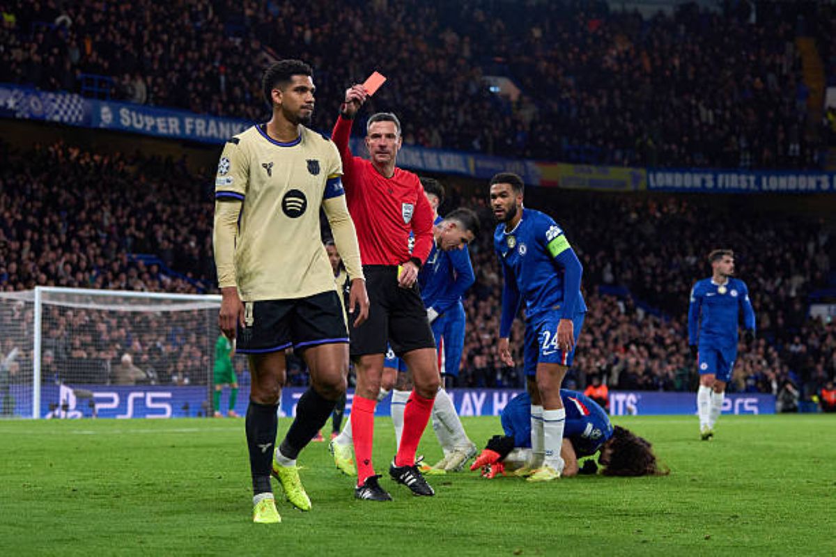 Ronald Araujo ajukan pemulihan mental usai kartu merah lawan Chelsea. Barcelona beri izin penuh dan tanpa batas waktu untuk kembali.