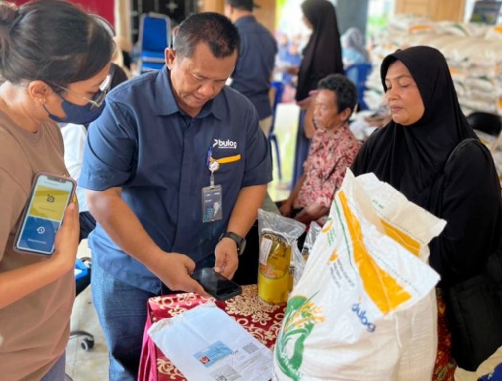 Pimpinan Wilayah Perum Bulog NTB, Mara Kamin Siregar, bersama jajarannya intensif melakukan kunjungan lapangan untuk memastikan penyaluran berjalan lancar.
