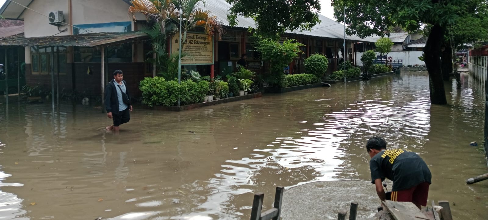 Halaman SDN 42 Cakranegara terendam banjir pada awal Juli lalu karena luapan sungai yang ada di belakang sekolah. Disdik Mataram imbau sekolah siaga banjir, parit dan selokan diminta dipantau ketat.