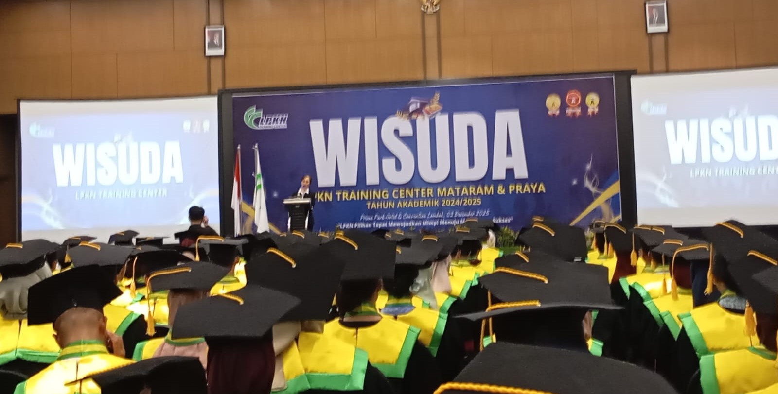 Direktur LPKN Training Center Naktika Sari Dewi (atas podium) memberikan sambutan pada acara wisuda di Hotel Prime Park, Rabu (3/12).