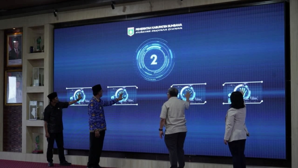 LAUNCHING: Bupati Sumbawa Syarafuddin Jarot (dua kanan( dan Wamen Perumahan dan Kawasan Permukiman Fahri Hamzah (dua kiri) melaunching LLTT, Selasa (2/12).