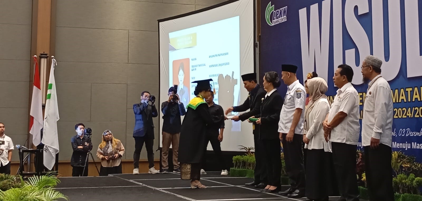 Direktur LPKN Training Center Naktika Sari Dewi didampingi ketua Yayasan LPKN Training Center menyerahkan sertifikat kepada wisudawan di Hotel Prime Park, Rabu (3/12).
