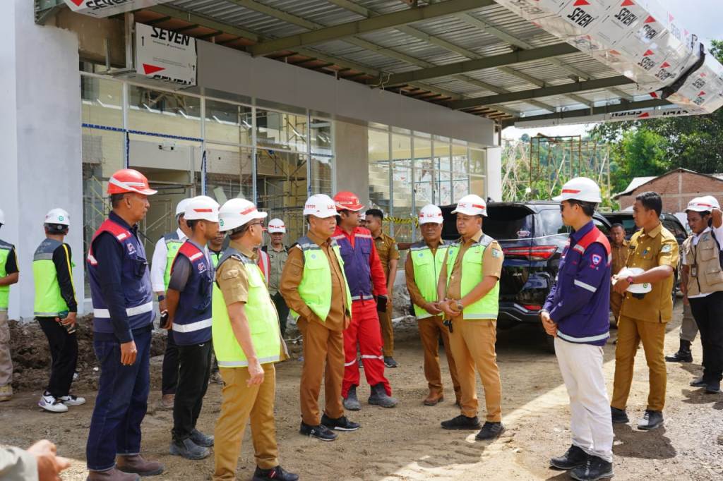 TINJAU: Wali Kota Bima HA Rahman H Abidin dan Wakil Wali Kota Feri Sofiyan meninjau pembangunan RSUD Kota Bima, Selasa(2/12).