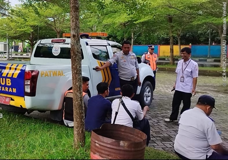Petugas Dishub menegur salah satu petugas parkir yang dilaporkan menarik tarif tak sesuai ketentuan.