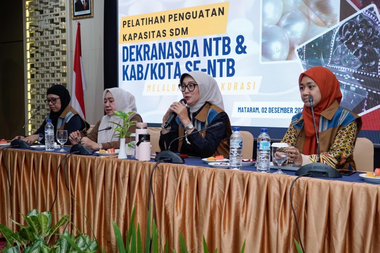 Ketua Dekranasda NTB Sinta M Iqbal (dua dari kanan), memberi sambutan di pelatihan Penguatan Kapasitas SDM Dekranasda NTB dan Kab/Kota se-NTB melalui Teknik Kurasi Produk, di Mataram, Selasa (2/12).