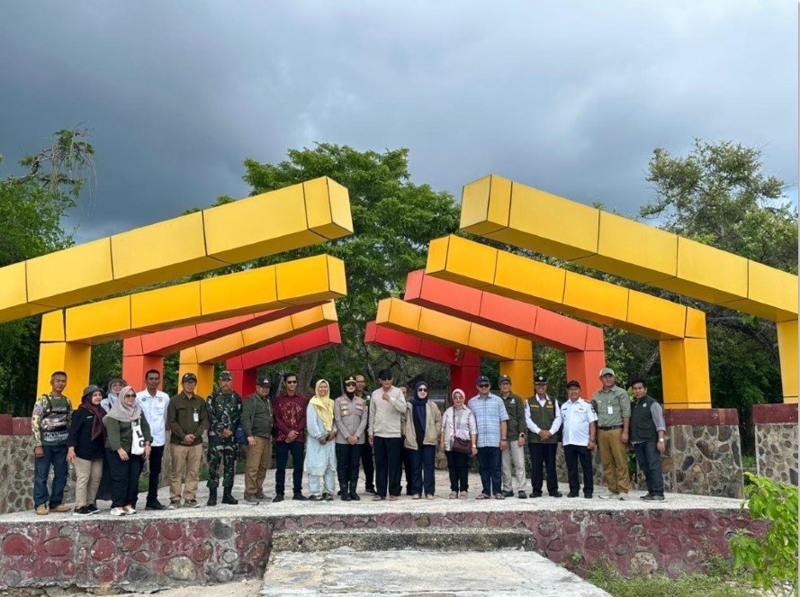 SATGAS: Bupati Sumbawa Syarafuddin Jarot bersama Sekdis LHK NTB Samsyiah Samad bersama unsur TNI dan Polri saat pembentukan Satgas di Kabupaten Sumbawa.