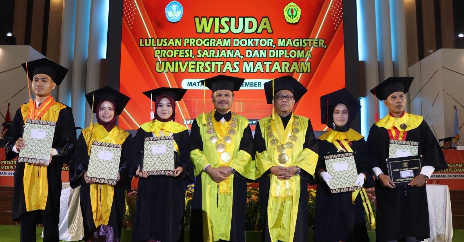 Rektor Unram Prof. Ir. Bambang Hari Kusumo foto bersama wisudawan yang meraih IPK tertinggi  di Auditorium M Yusuf Abu Bakar, Kamis (4/12).