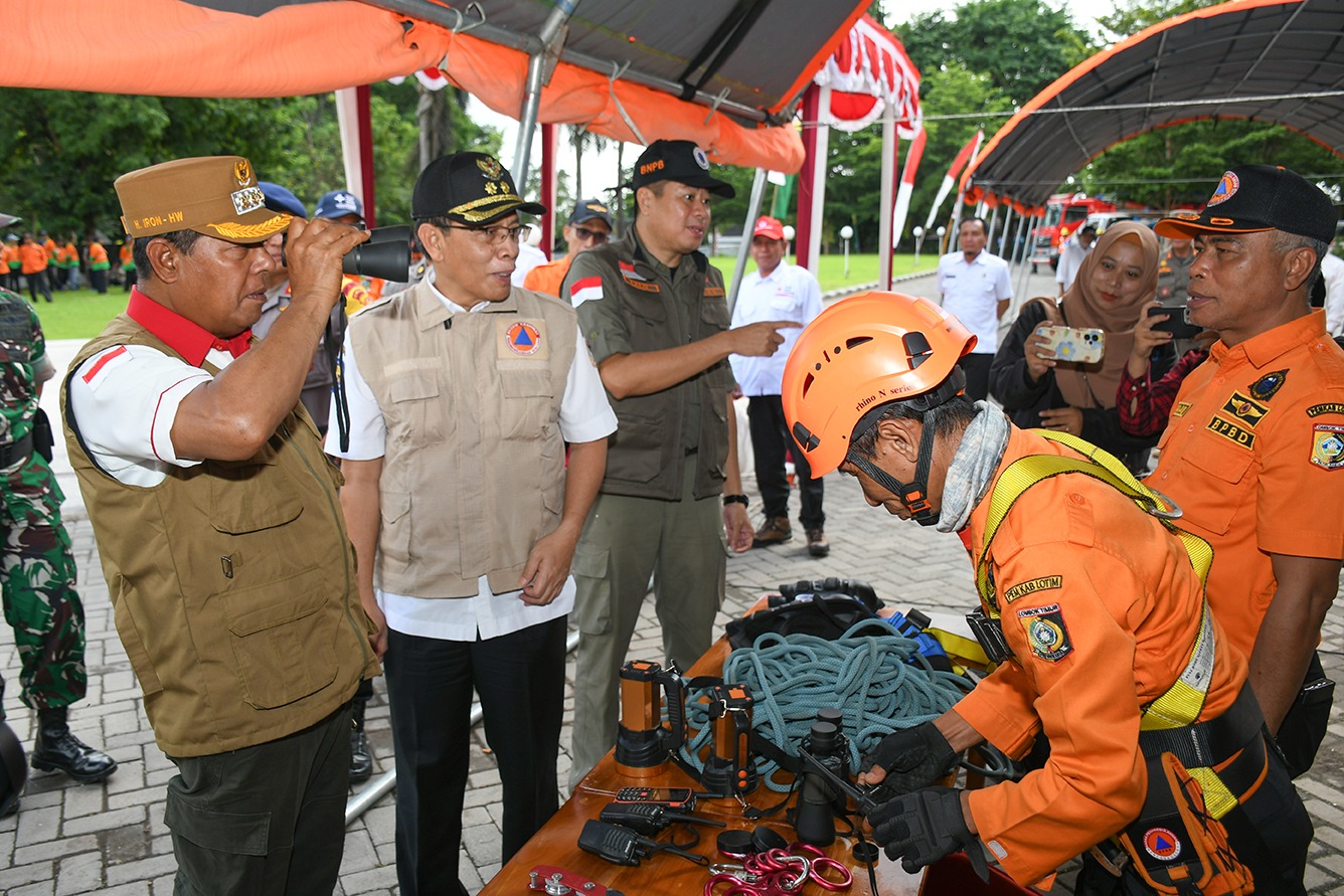 ALAT PENYELAMATAN: Bupati Lotim bersama wakil bupati melihat kesiapan peralatan penyelamatan BPBD Lotim, saat melakukan apel siaga bencana, Rabu (3/12).