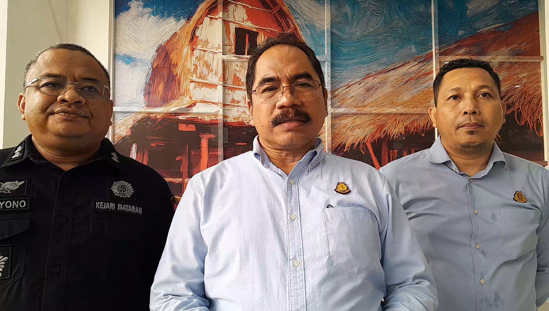 BERI PENJELASAN: Kajari Mataram Gde Made Pasek Swardhyana (tengah) didampingi Kasi Pidsus Mardiyono (kiri) dan penyidik pidsus Lalu Moh Rasyidi.