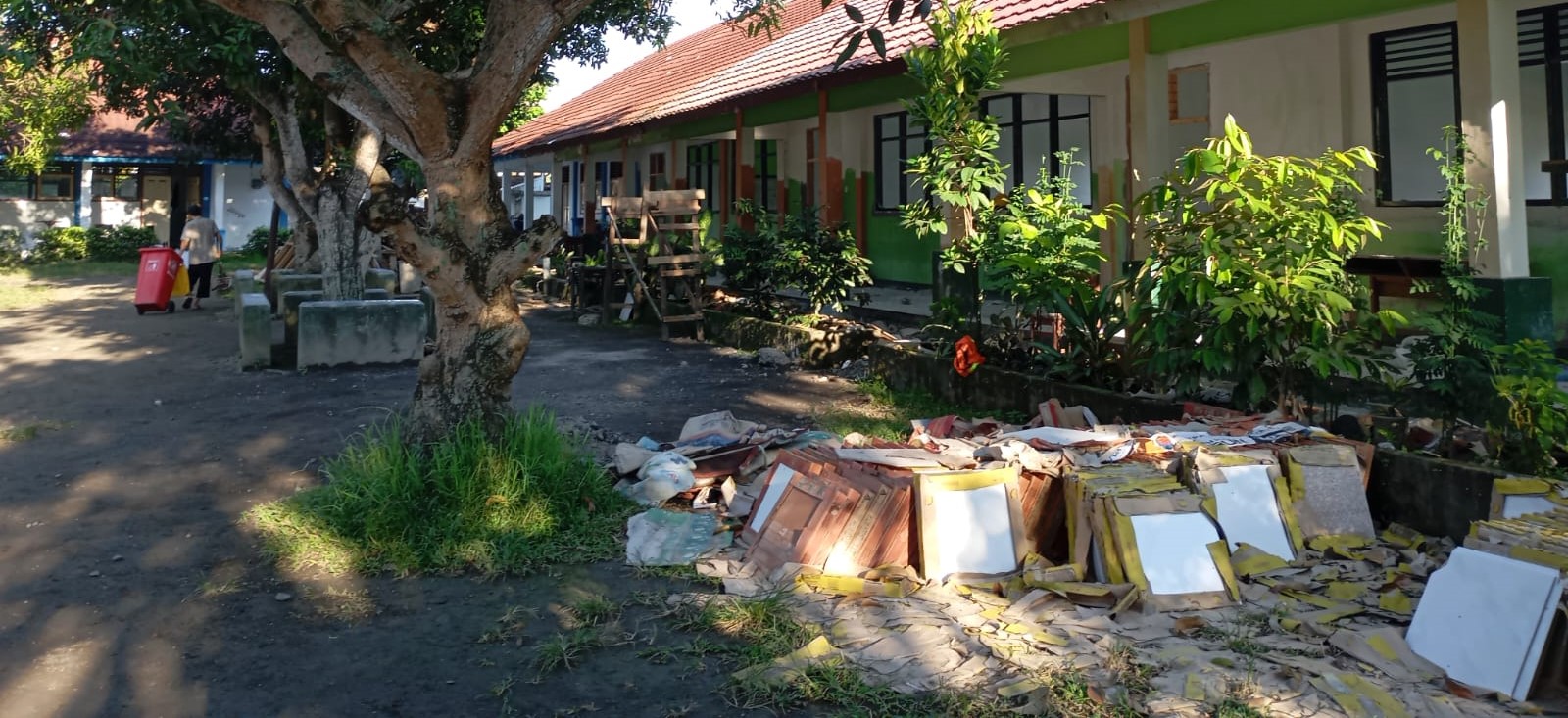 Nampak keramik di Halaman SMPN 21 Mataram untuk perbaikan ruang kelas. Dana revitalisasi sekolah di Mataram mengalir, SD dan SMP benahi sarpras.