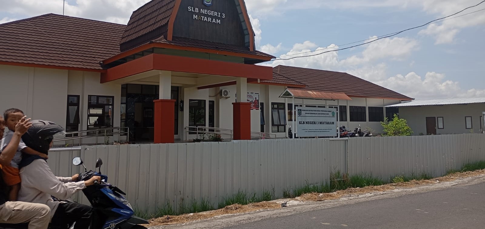 Seorang pengendara melintas di depan SLBN 3 Mataram, belum lama ini. Sekolah yang lokasinya di Jalan Guntur Raya, Jempong Baru, Sekarbela kekurangan guru.
