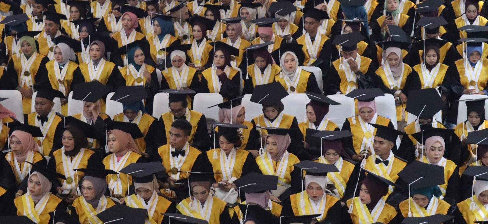 Ratusan mahasiswa Unram melaksanakan wisuda periode Desember 2025 di Auditorium M Yusuf Abu Bakar, Kamis (4/12). Unram wisuda 937 lulusan, rektor tekankan pentingnya soft skills.
