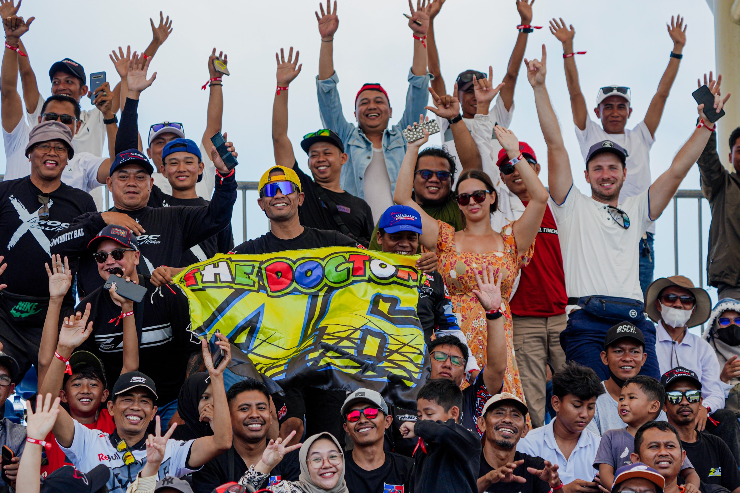 Ribuan penonton bersorak sorai saat menyaksikan balapan motor bergengsi MotoGP Mandalika 2025 di Sirkuit Internasional Mandalika, beberapa bulan lalu.