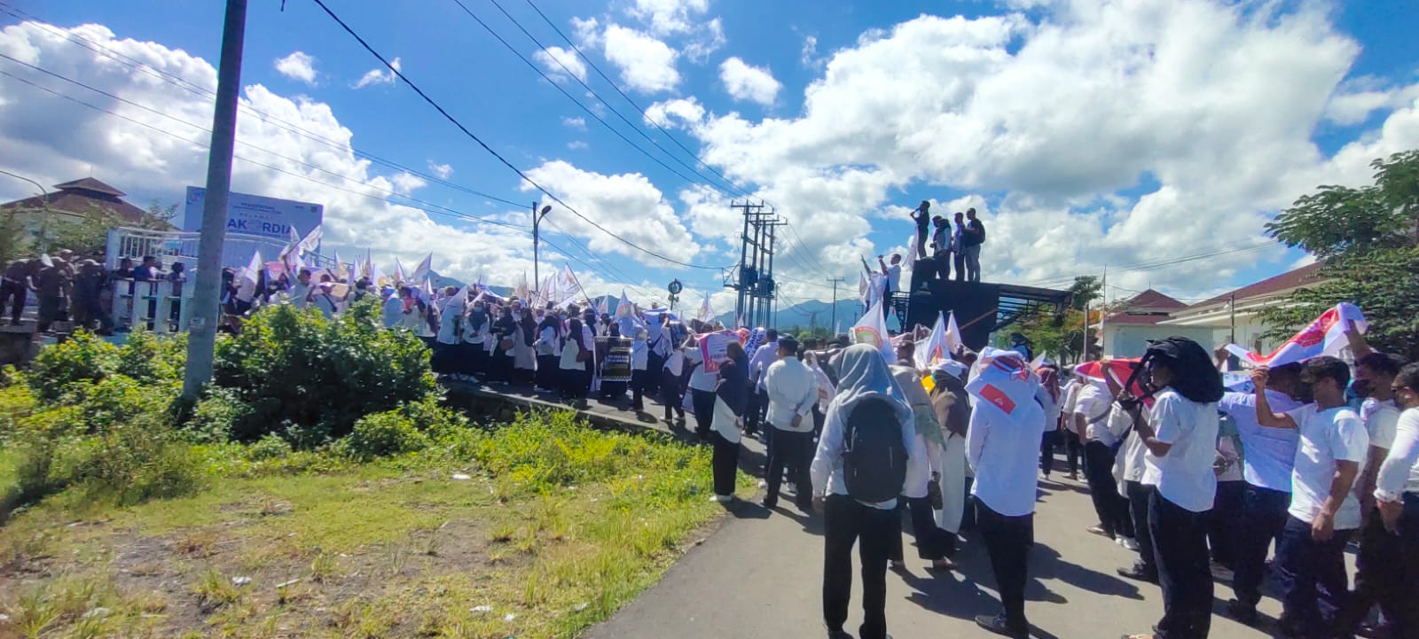 MINTA PPPK PARUH WAKTU: Ratusan honorer KLU melakukan aksi di depan Kantor Bupati pada Rabu (3/12).
