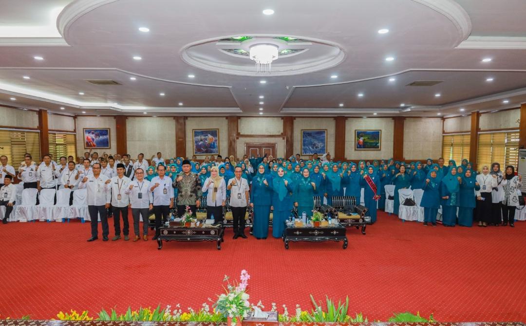 Acara pengukuhan dihadiri Asisten 1 Setda Kota Mataram mewakili Walikota Mataram, Forkopimda, Staf Ahli, para Kepala OPD, Camat dan Lurah serta Ketua TP PKK Kecamatan dan Kelurahan se Kota Mataram.