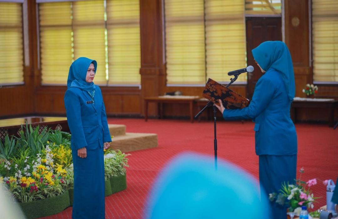 Hj. Kinnastri Mohan Roliskana, S.Sos selaku Ketua TP PKK Kota Mataram melantik Ibu Dian Arif sebagai Ketua TP PKK Kecamatan Sekarbela.